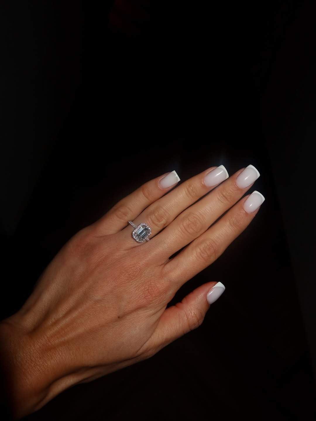 inelul de logodnă al iubitei lui Dennis Man