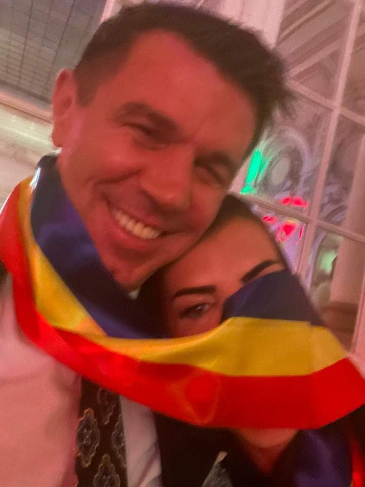 Anna și Mihai Leu, fotografie cu drapelul României