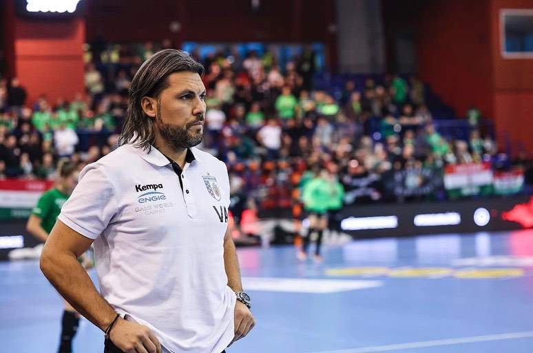 Adi vasile, pe teren