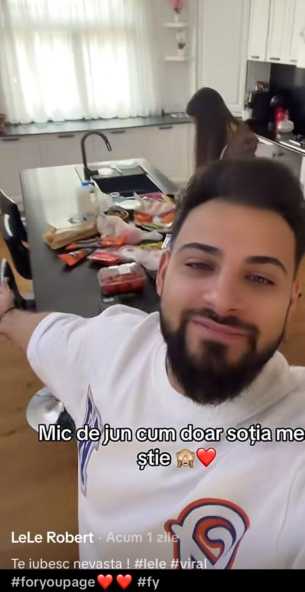 Robert Lele este cel mai răsfățat manelist. Micul dejun pregătit de soția sa, cu adevărat delicios