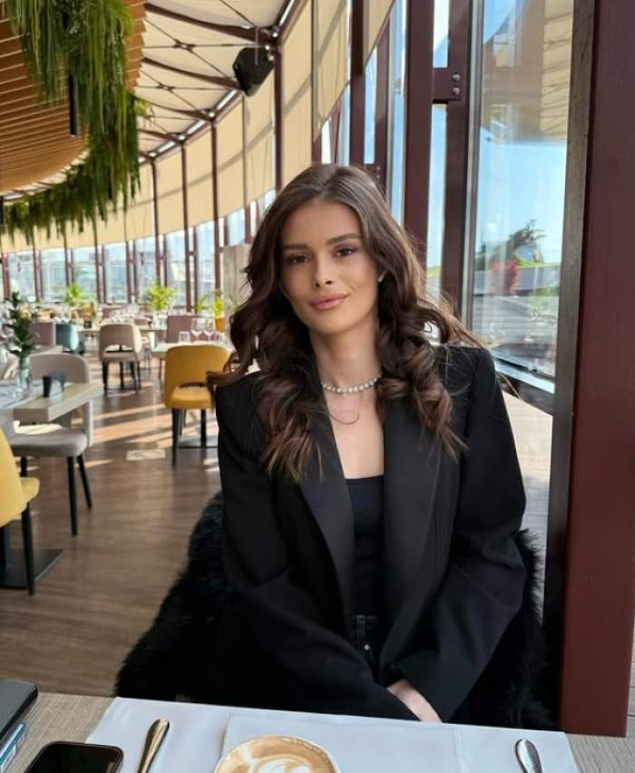 teodora marcu la un restaurant