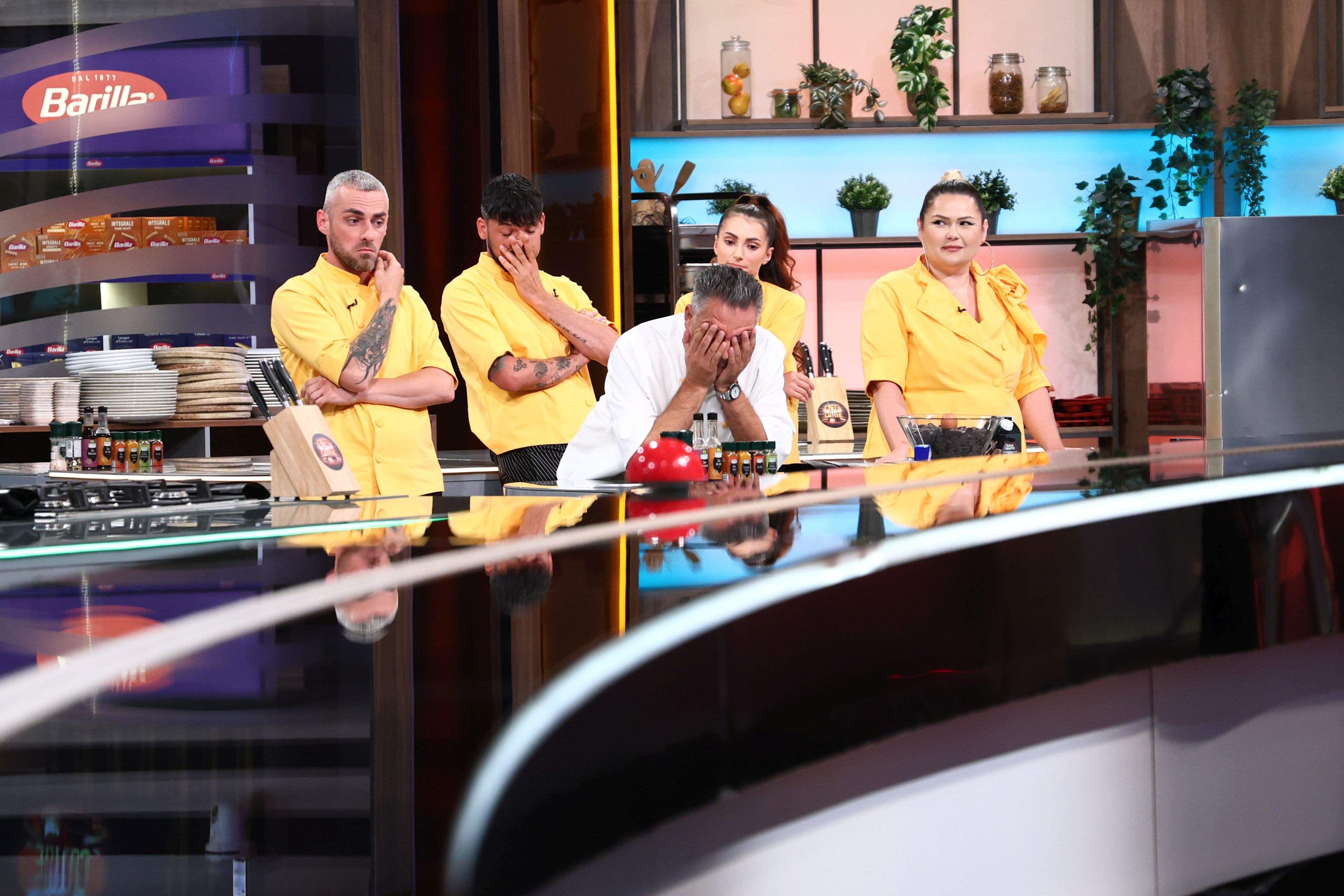 Victorie pentru echipa galbenă a lui Chef Sautner ieri, la Chefi la cuțite. Chef Richard deschide diseară ostilitățile cu o amuletă grea: ”Vreau să-mi iau revanșa!”