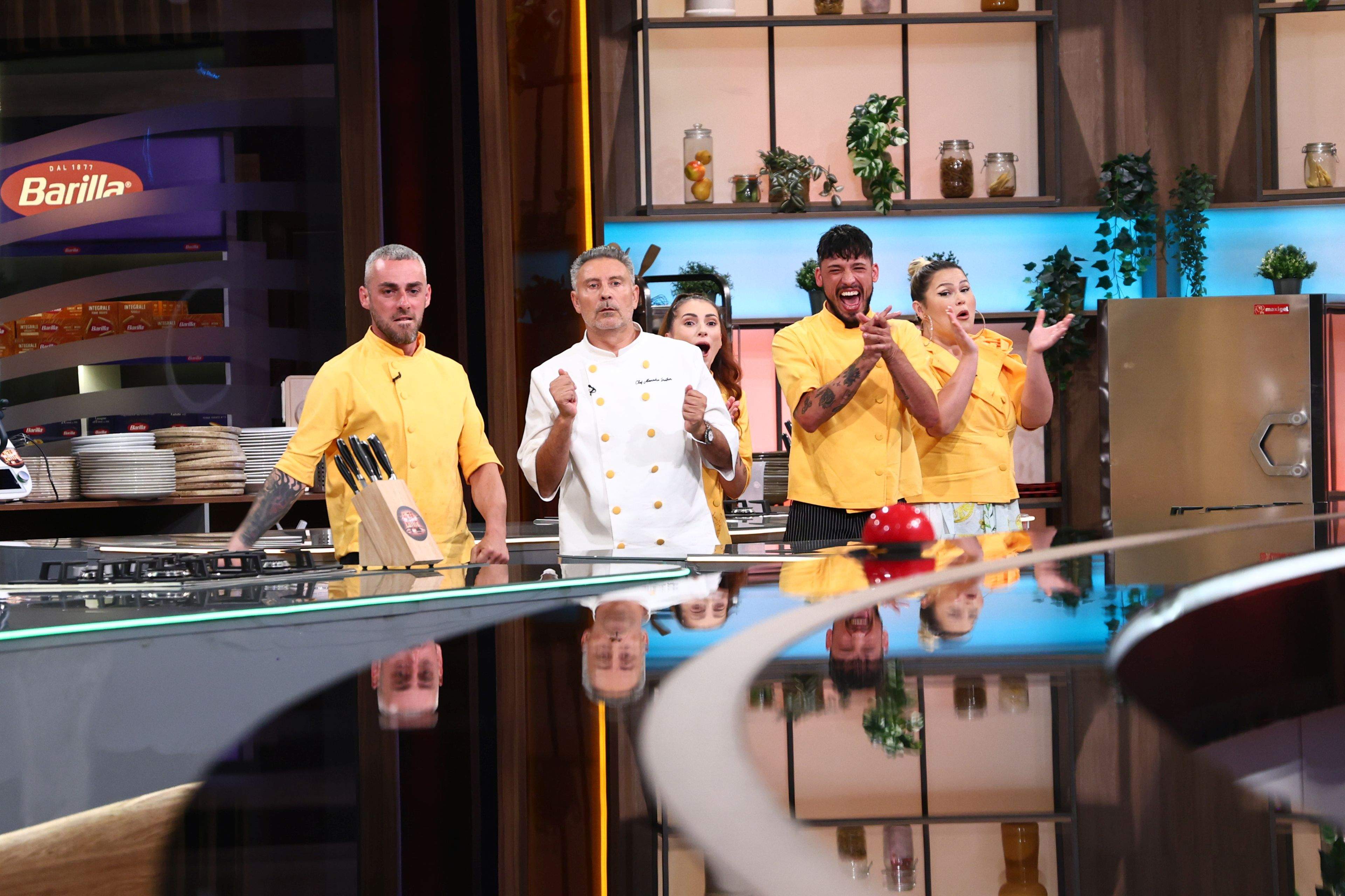 Chefi la cuțite, lider de audiență. Schimbări în trei echipe, ieri, după duelul amuletelor dintre Chef Richard și Chef Orlando