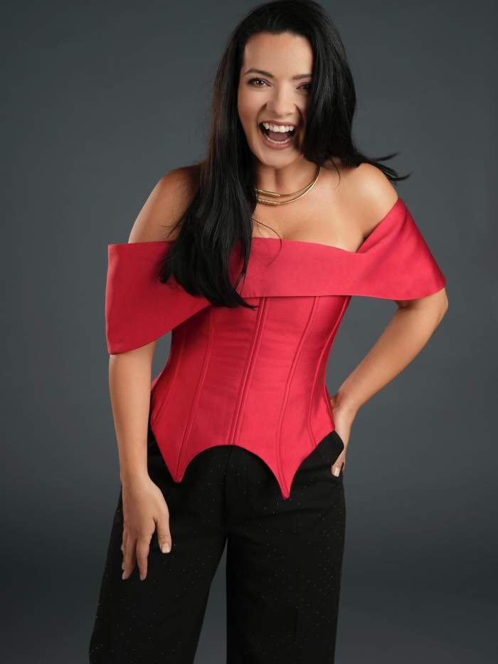 Anca Dinicu, într-o ținută roșie