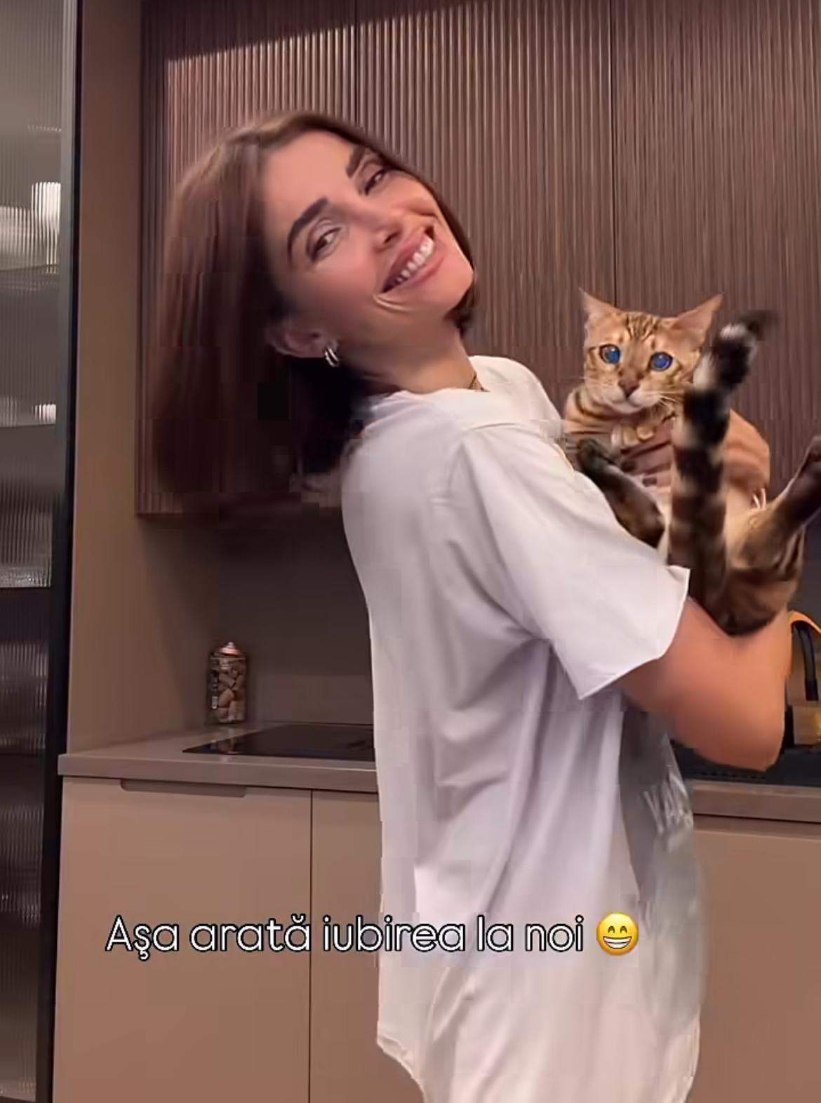 Alina Pușcaș, alături de pisica ei