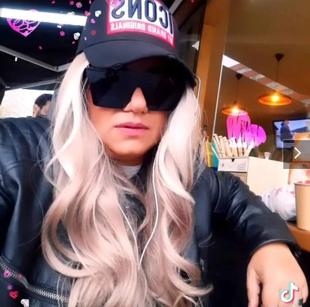 nikita selfie cu ochelari