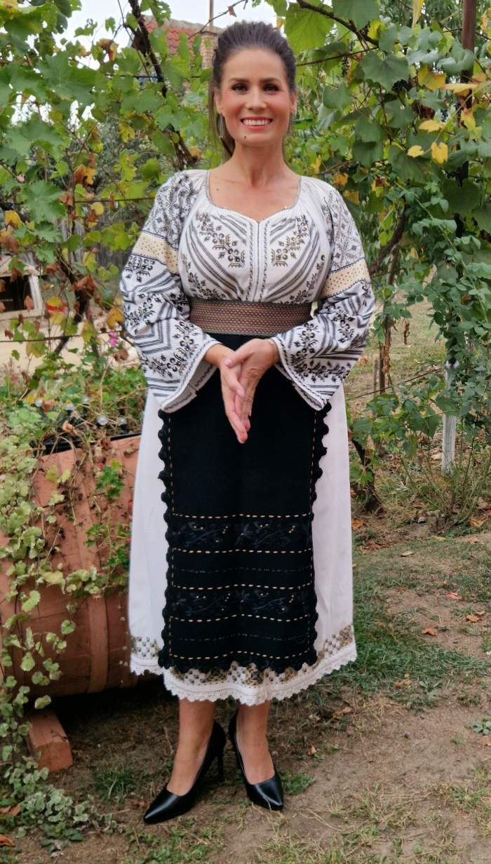 daniela ploia in costum popular