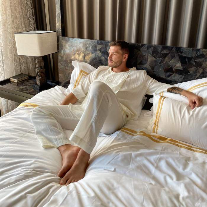 Bogdan Vladau asezat pe pat