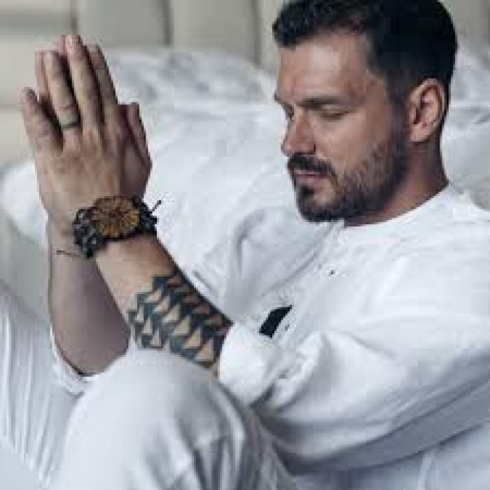 Bogdan Vlădau poarta culoaea alb