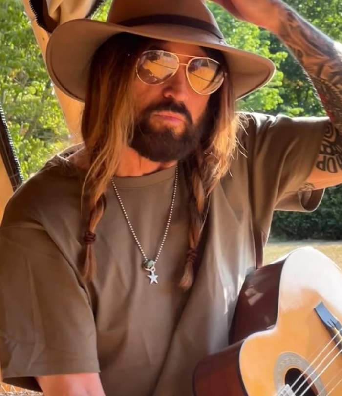 Billy Ray Cyrus, cântând la chitară