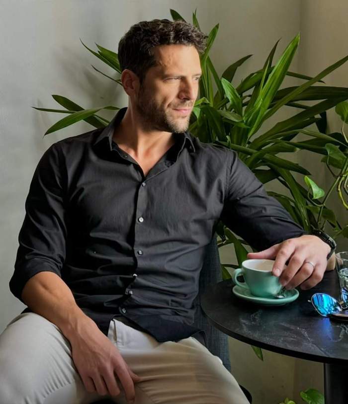 Adi Nartea se uita pe fereastra