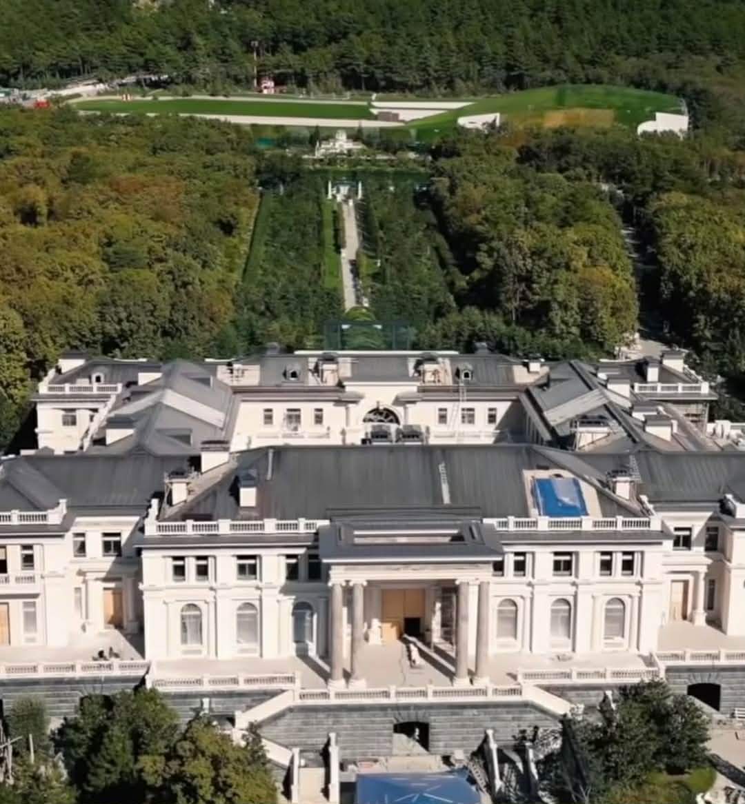 Imagini incredibile cu palatul lui Vladimir Putin de la Marea Neagră. Are patinoar, cazino și buncăre secrete