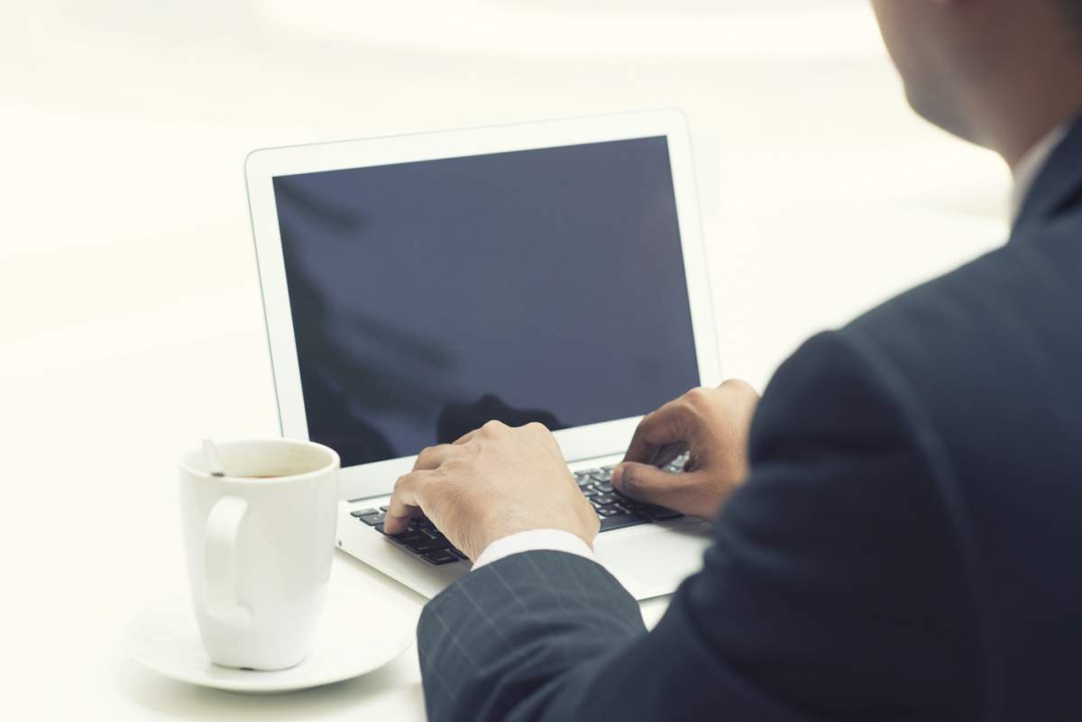 o persoană la birou