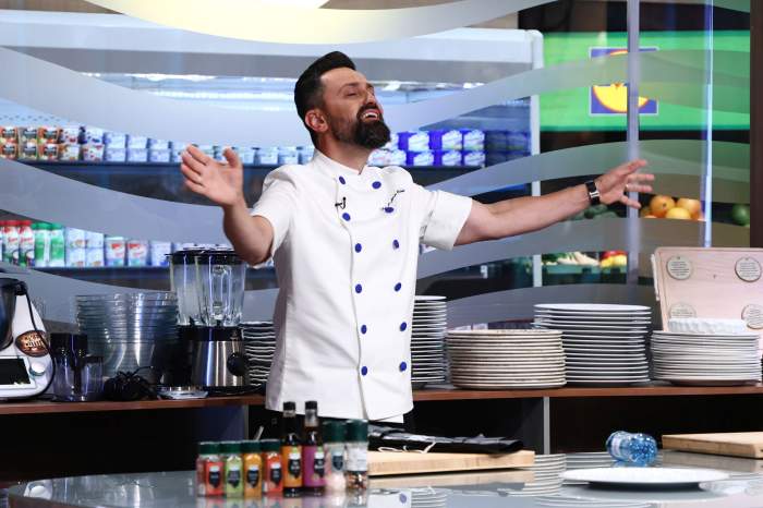 Amuleta care le impune concurenților să gătească legați la mâini aterizează diseară la Chefi la cuțite. Iar un conflict puternic între Chefi agită jurizarea probei individuale