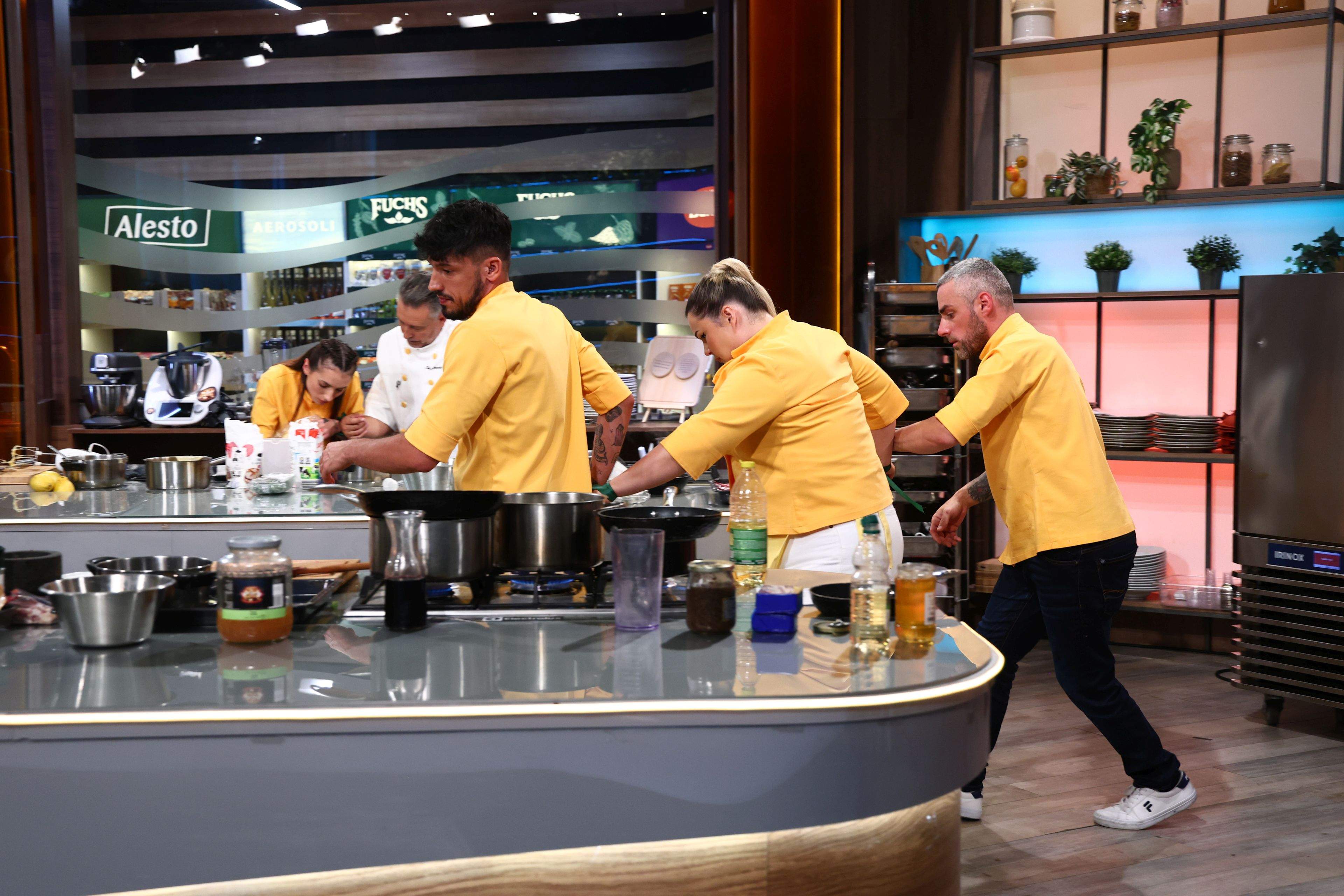 Amuleta care le impune concurenților să gătească legați la mâini aterizează diseară la Chefi la cuțite. Iar un conflict puternic între Chefi agită jurizarea probei individuale