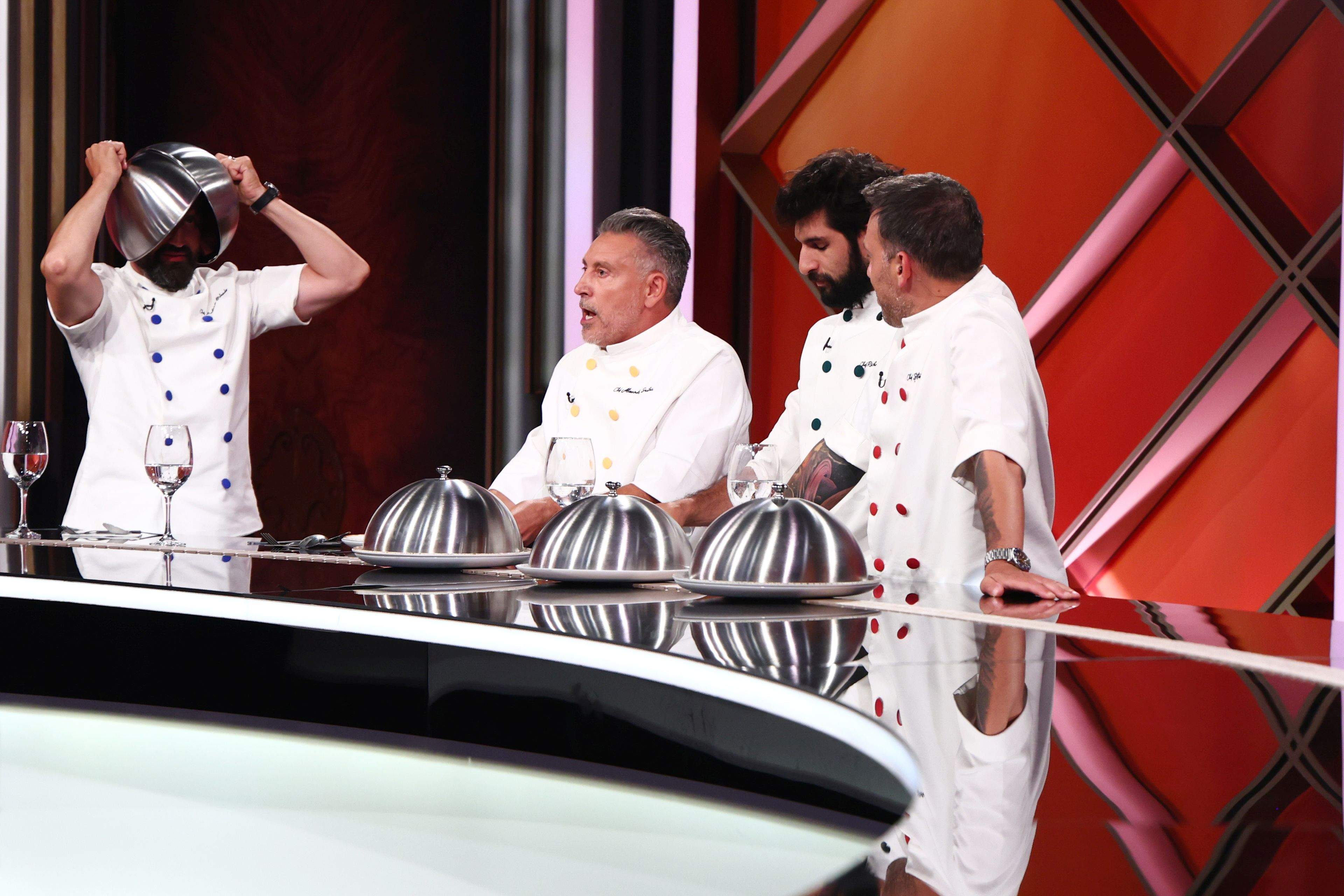 Amuleta care le impune concurenților să gătească legați la mâini aterizează diseară la Chefi la cuțite. Iar un conflict puternic între Chefi agită jurizarea probei individuale