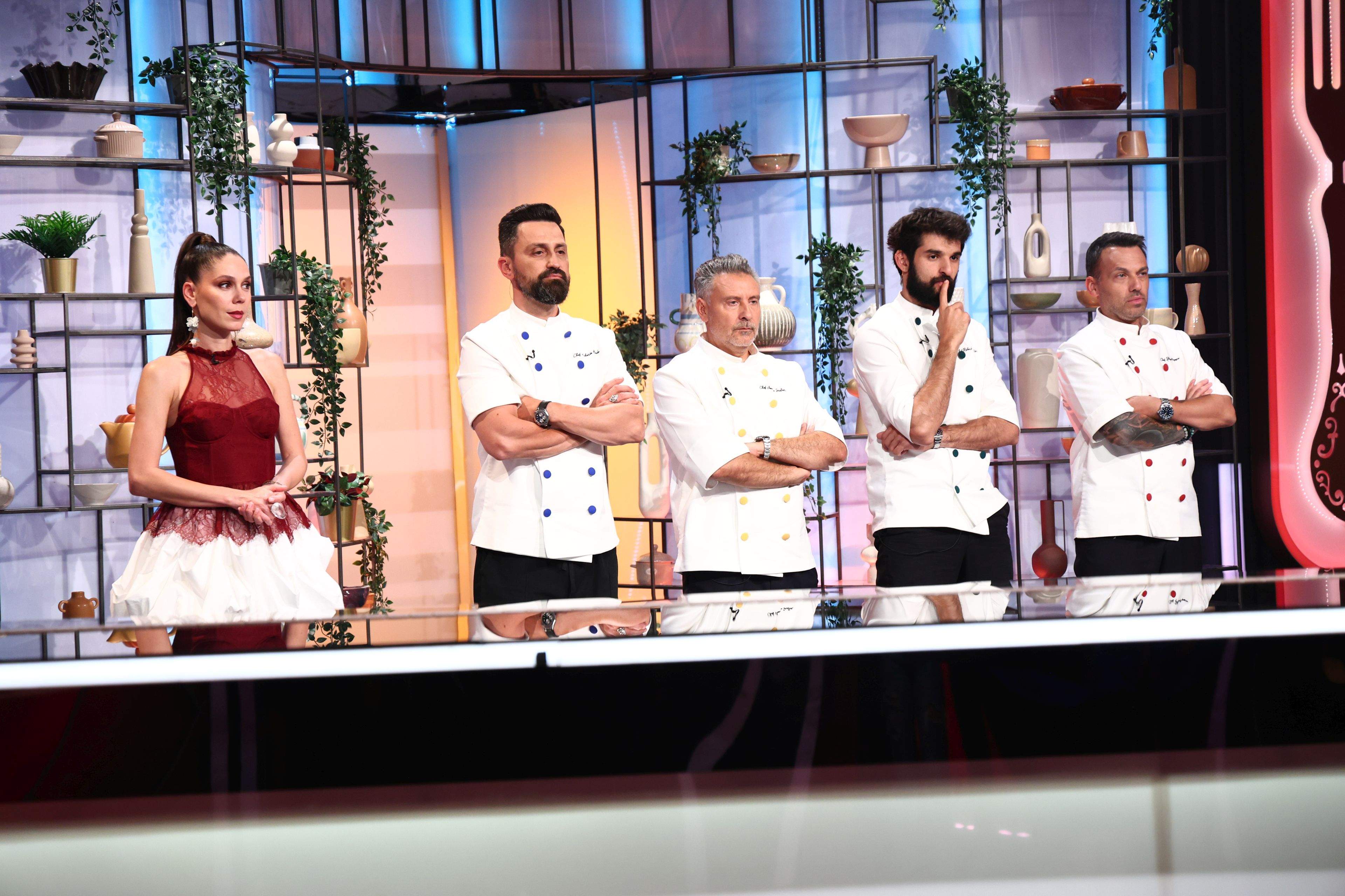 Amuleta care le impune concurenților să gătească legați la mâini aterizează diseară la Chefi la cuțite. Iar un conflict puternic între Chefi agită jurizarea probei individuale