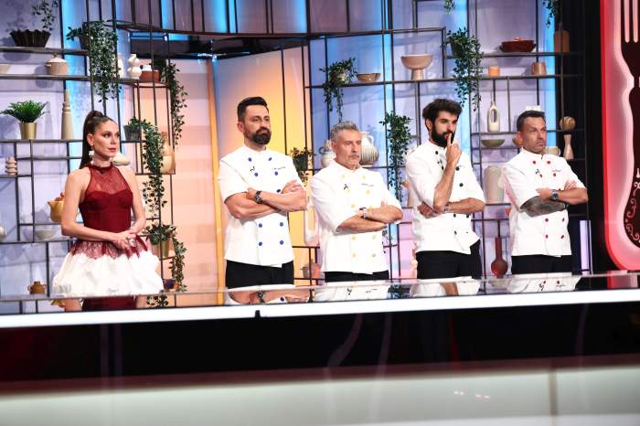 Amuleta care le impune concurenților să gătească legați la mâini aterizează diseară la Chefi la cuțite. Iar un conflict puternic între Chefi agită jurizarea probei individuale