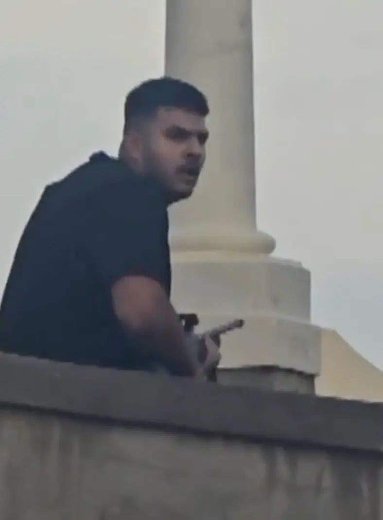 Unul dintre cei doi terorişti