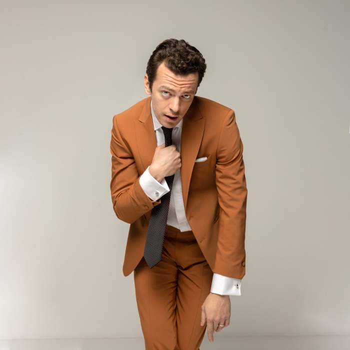 Jean Gavril, într-un costum elegant