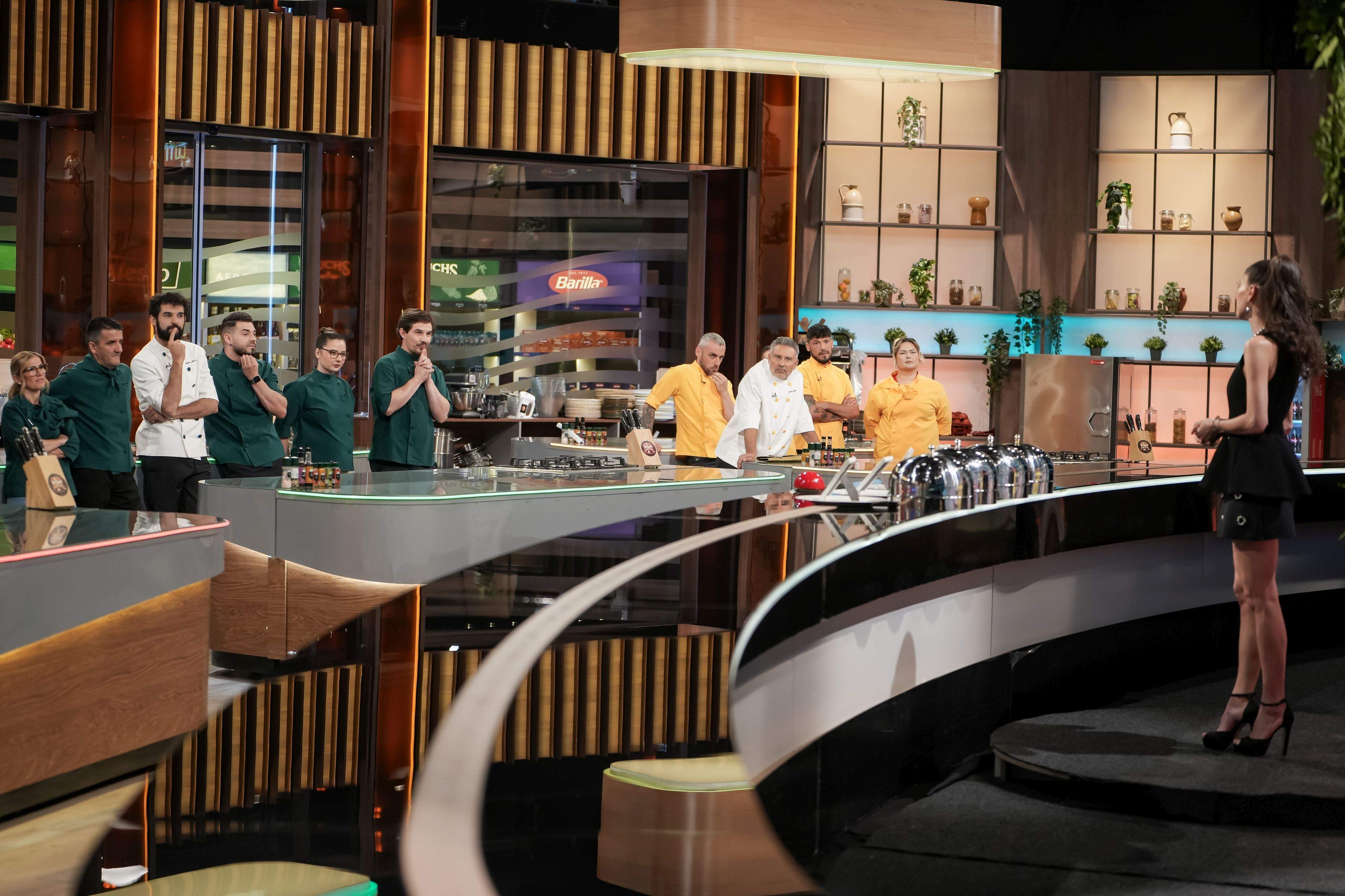 Battle-ul Chefi la cuțite de diseară aduce magia unora dintre cele mai frumoase povești în farfurie. Seara va culmina, însă, cu un verdict șocant la proba eliminatorie