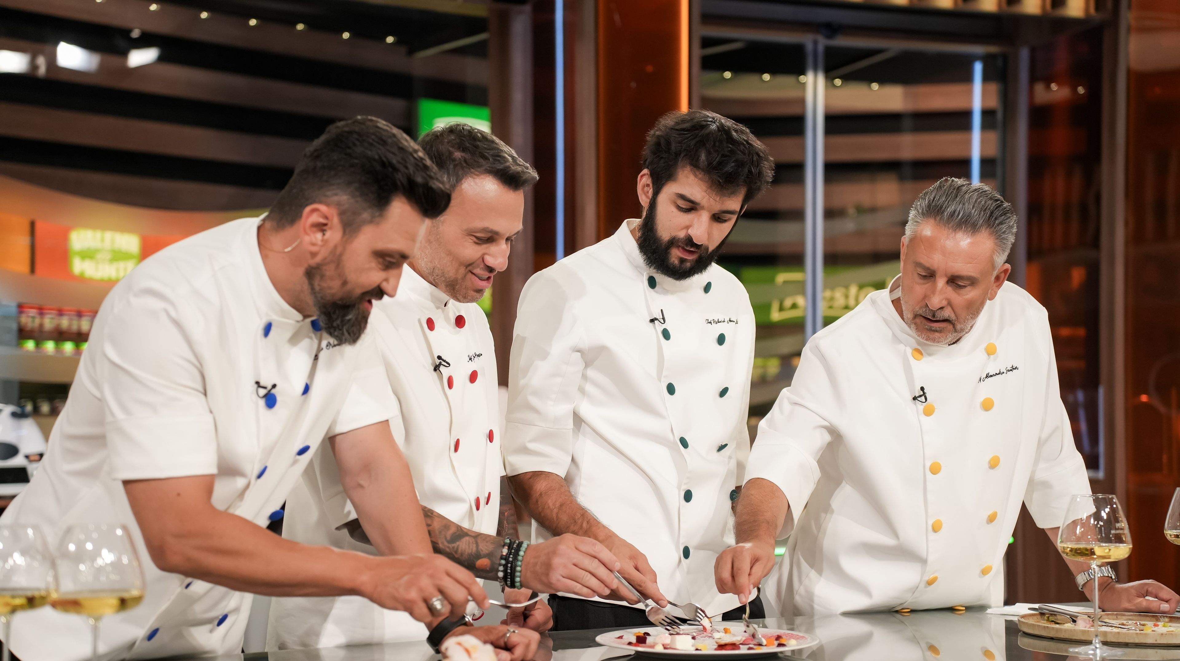 Battle-ul Chefi la cuțite de diseară aduce magia unora dintre cele mai frumoase povești în farfurie. Seara va culmina, însă, cu un verdict șocant la proba eliminatorie