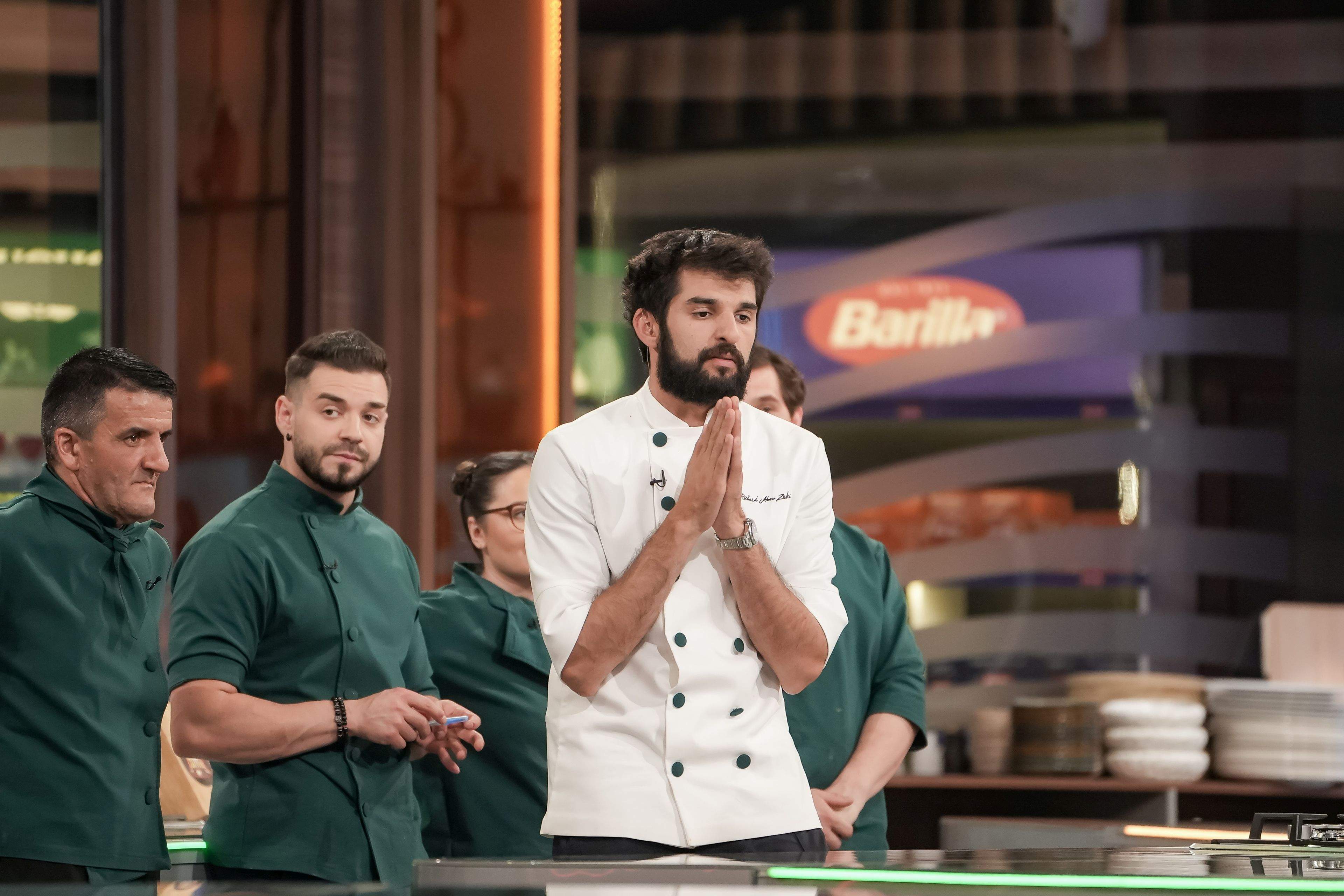 Battle-ul Chefi la cuțite de diseară aduce magia unora dintre cele mai frumoase povești în farfurie. Seara va culmina, însă, cu un verdict șocant la proba eliminatorie