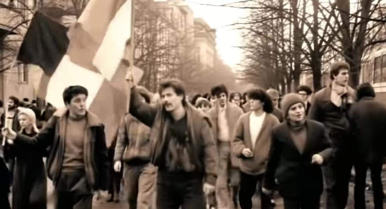 Oameni ieșiți în stradă