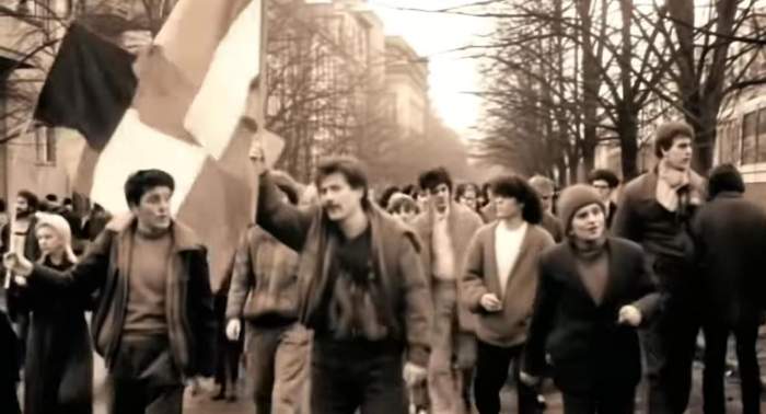 Oameni ieșiți în stradă