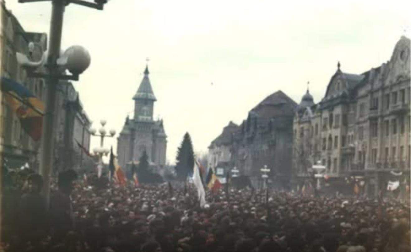 Oameni adunați în Piața Operei din Timișoara