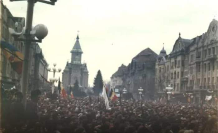 Oameni adunați în Piața Operei din Timișoara