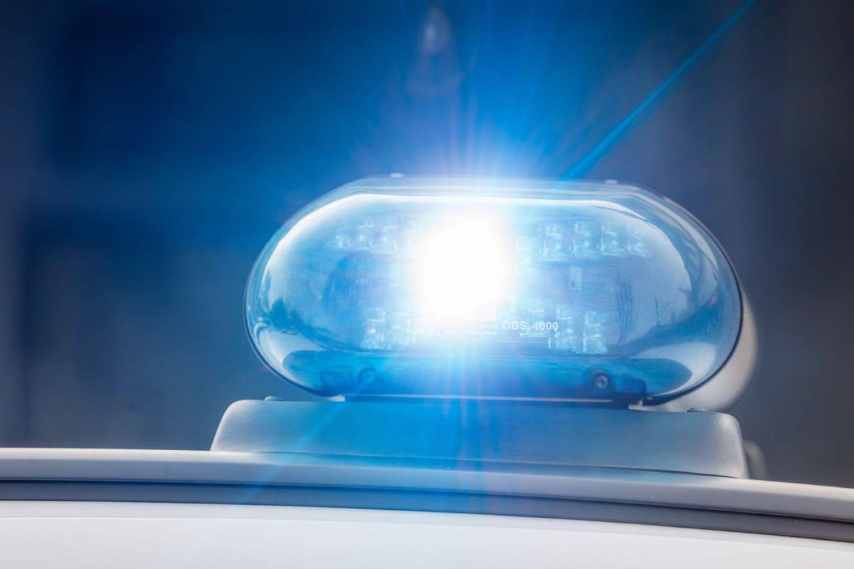 Imagine simbolică a unei operațiuni polițienești: Prim-planul unei lumini albastre aprinse pe o mașină de poliție