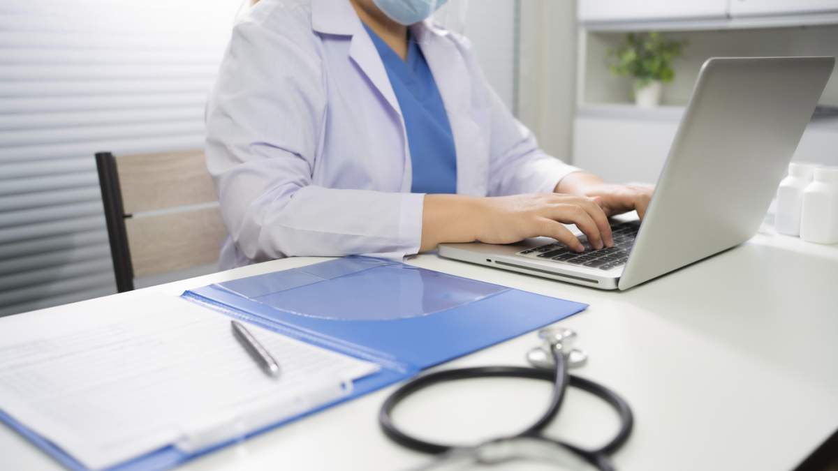 Medic profesionist în educație, halat uniform alb. Medic profesionist cu tabletă și hârtii la seminar sau spital, coronavirus, cancer, asistență medicală