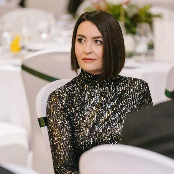 amalia nastase sta pe un scaun