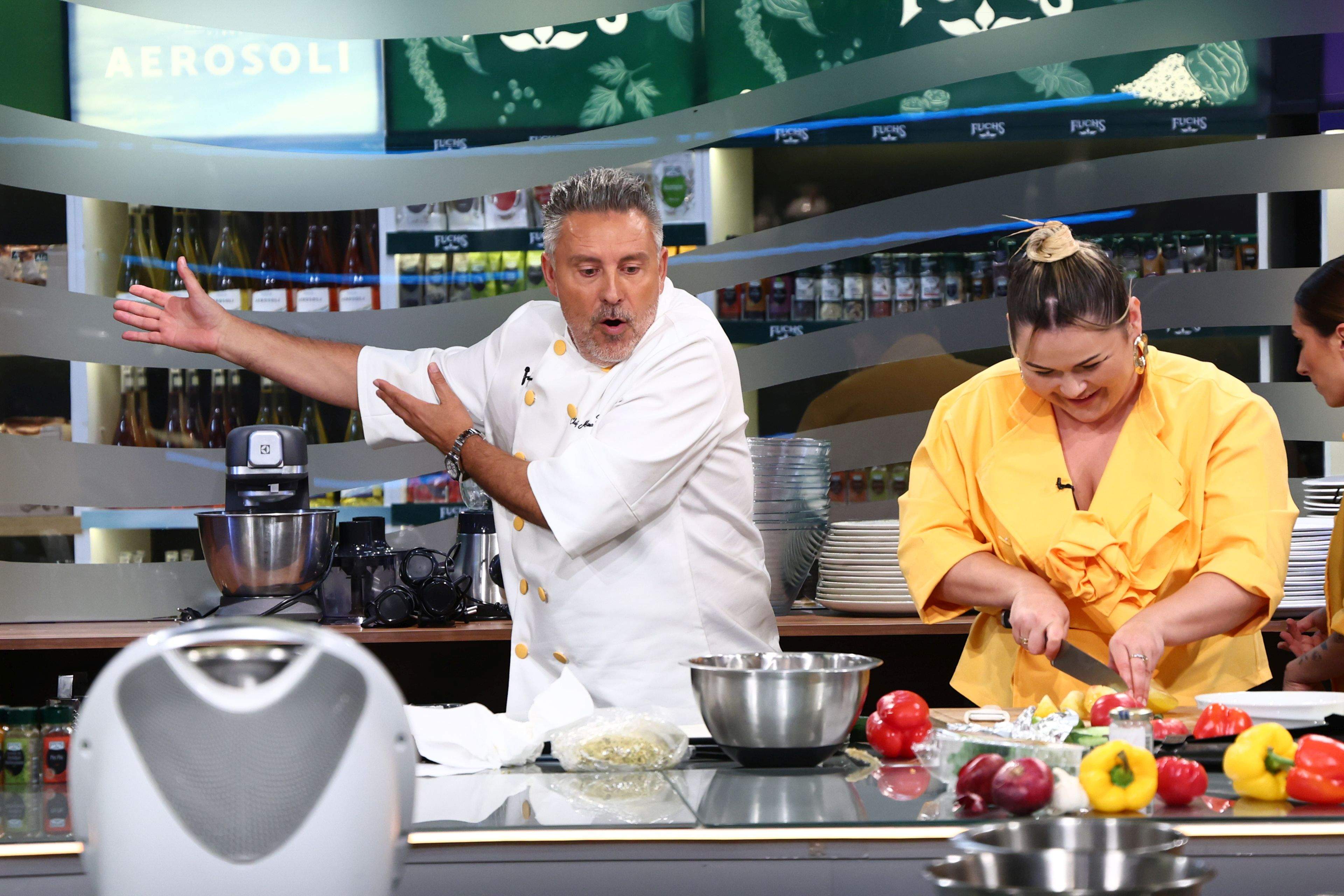 Echipa lui Chef Ștefan, victorioasă, aseară la Chefi la cuțite. Diseară, provocare triplă în arena culinară: roata nebună a ingredientelor, plus două amulete