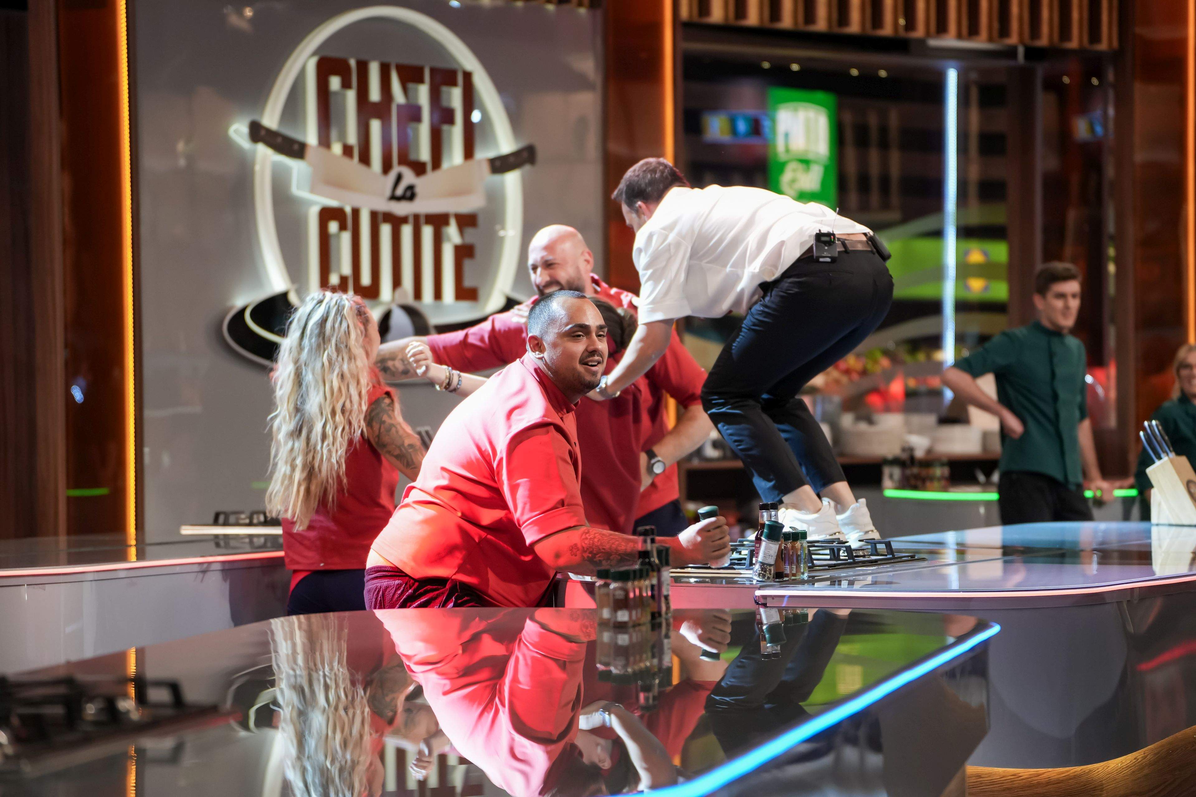 Echipa lui Chef Ștefan, victorioasă, aseară la Chefi la cuțite. Diseară, provocare triplă în arena culinară: roata nebună a ingredientelor, plus două amulete