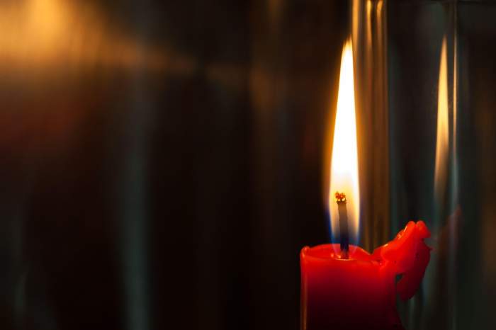 lumanare aprinsa fundal negru