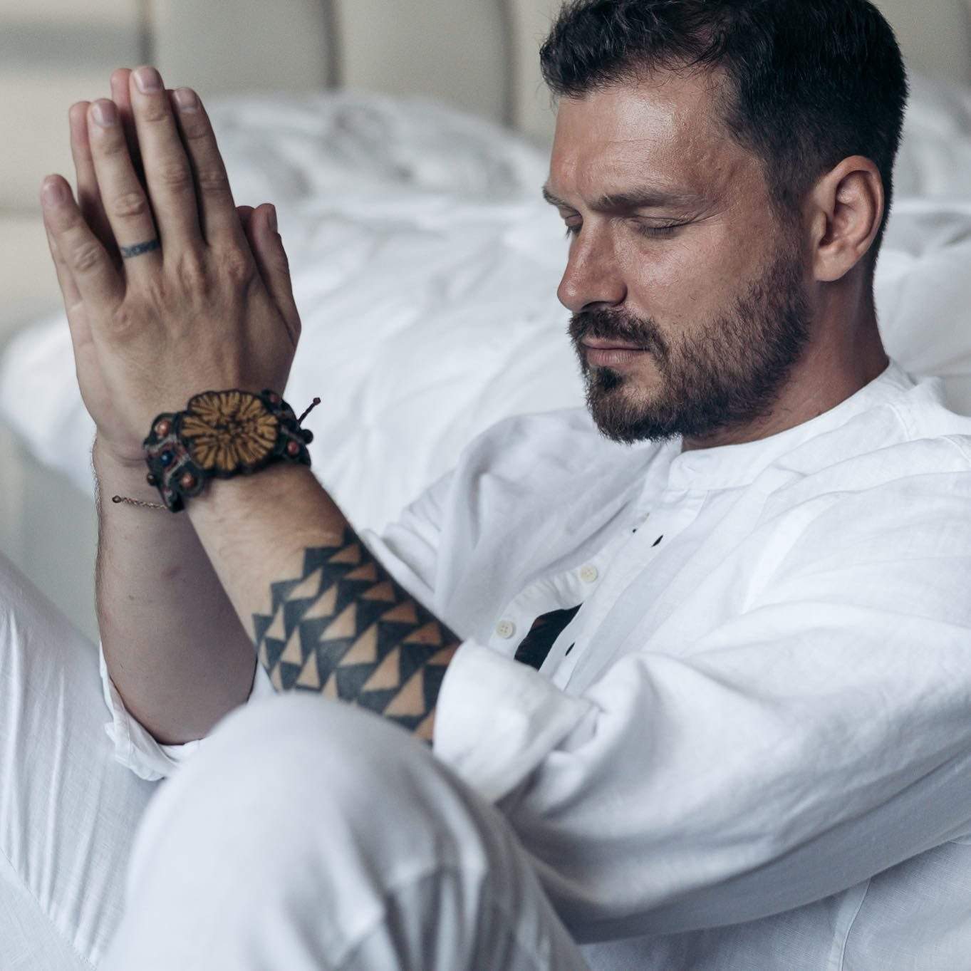 Bogdan Vlădău, într-o ținută albă