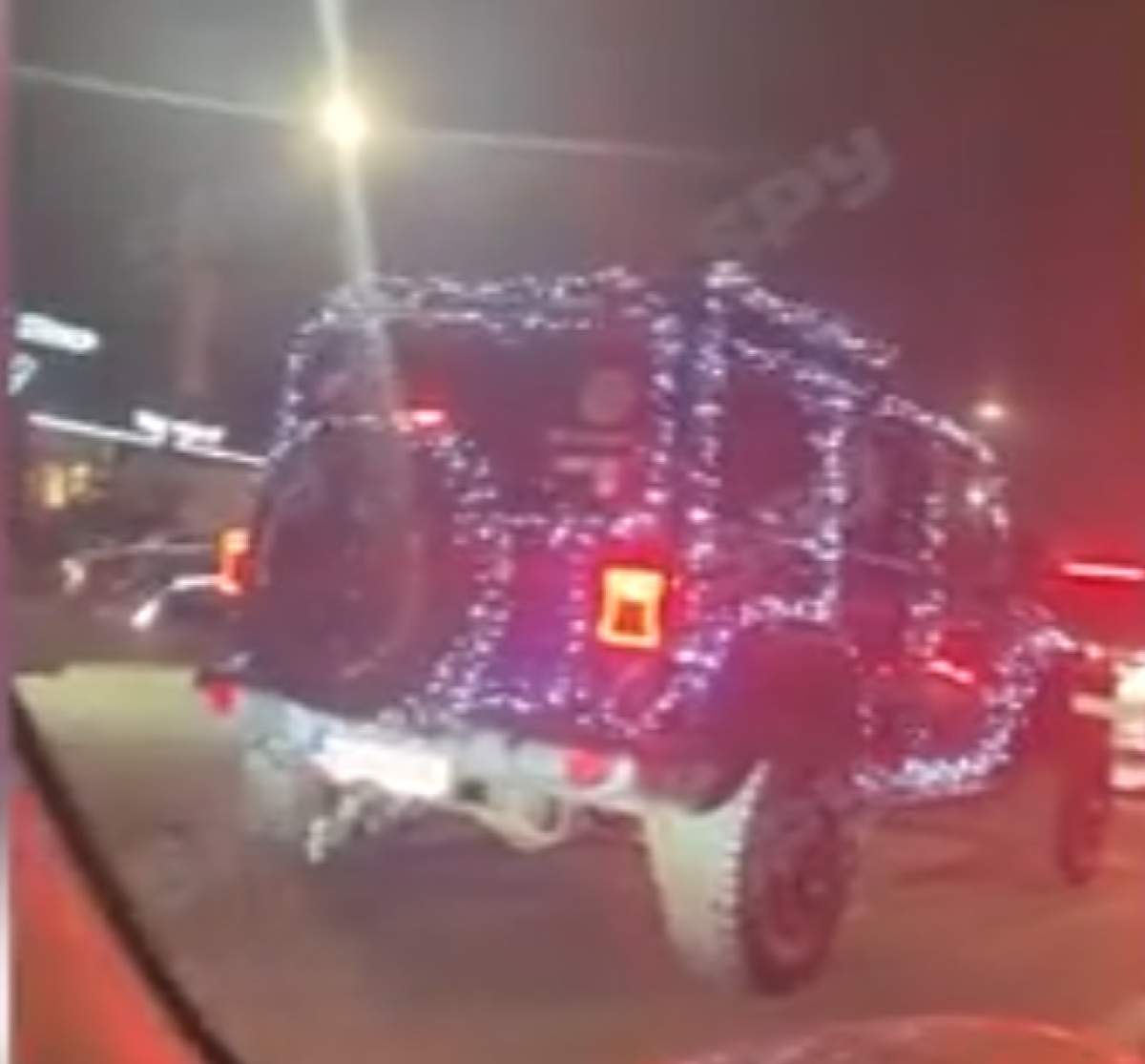 Mașina de teren, iluminată puternic