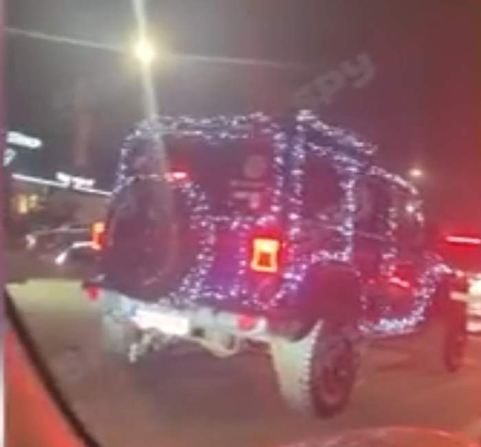 Mașina de teren, iluminată puternic