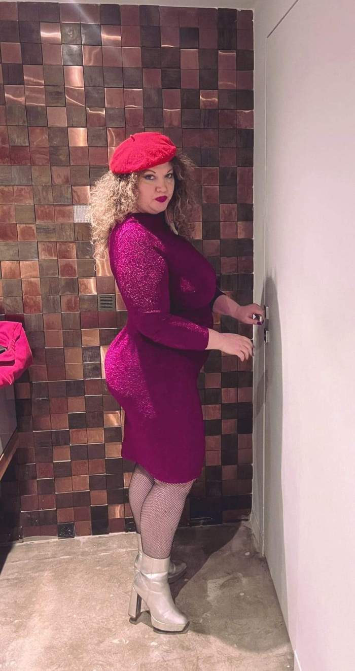 Oana Lis, într-o rochie mov