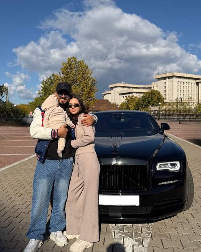 jador cu sotia lui si copilul, langa masina