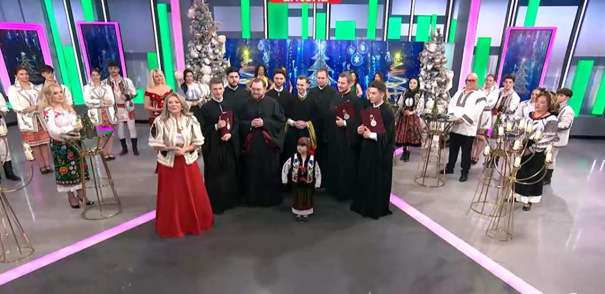 Roberta Crintea și Stelu Pandelescu, protagoniștii scenetei „Masa festivă”. Petrecem românește în Ajun de Crăciun alături de Mirela Vaida și artiști de seamă