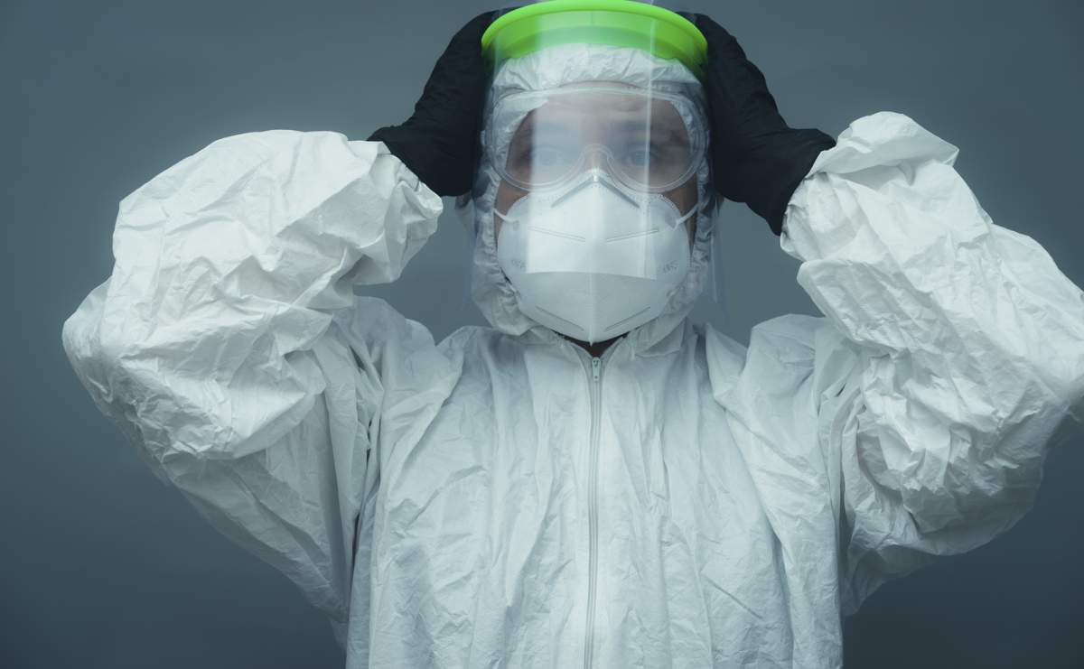 Covid19, Asistentă medicală cu mască de protecție, ochelari și mască sanitară. coronavirus și concept de tratament pe fundal gri și neutru