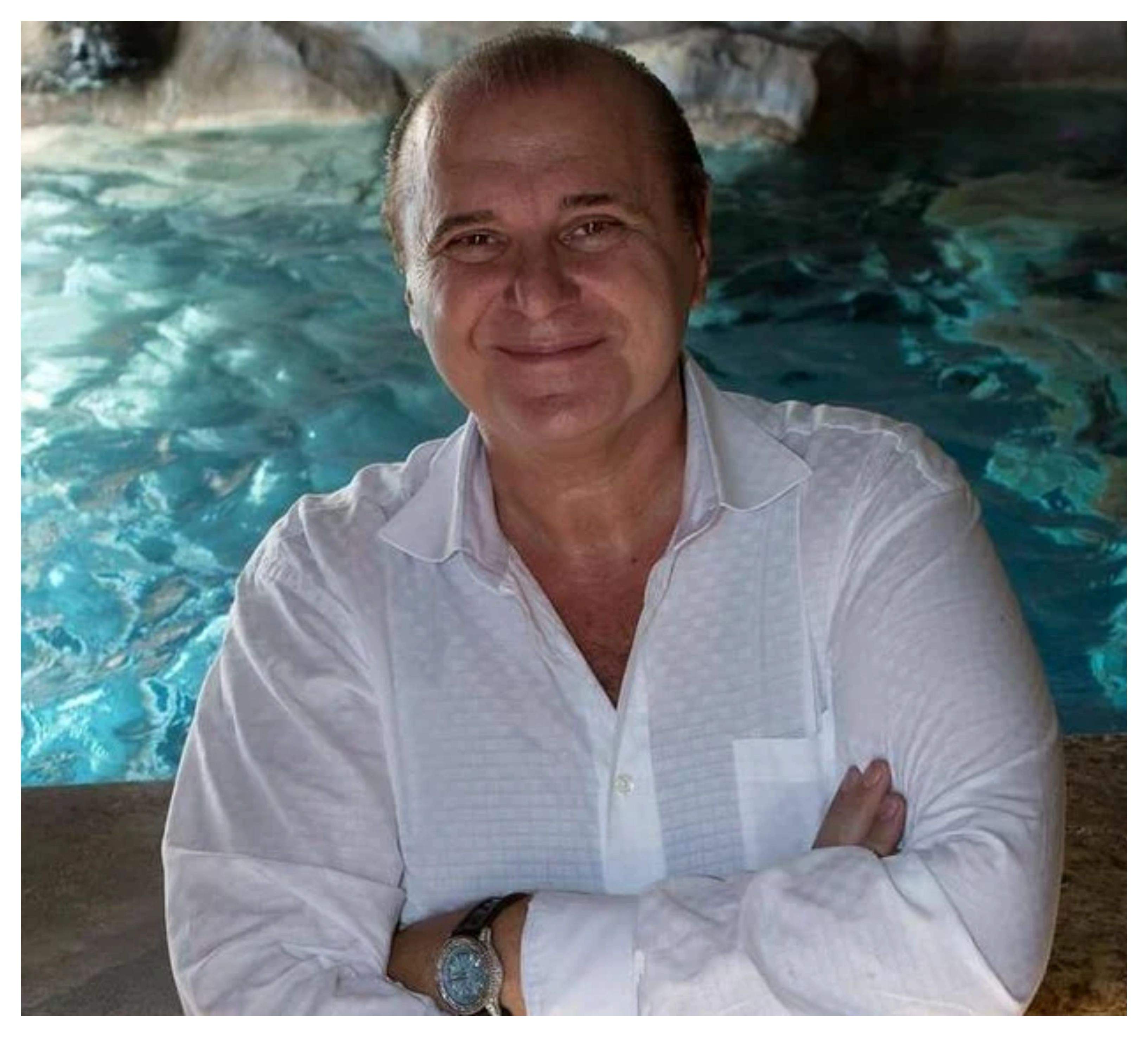 Nick Rădoi, într-o cămasă albă