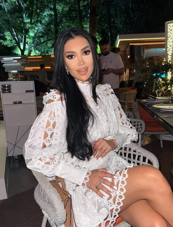 sora andreea tonciu imbracata in rochie alba