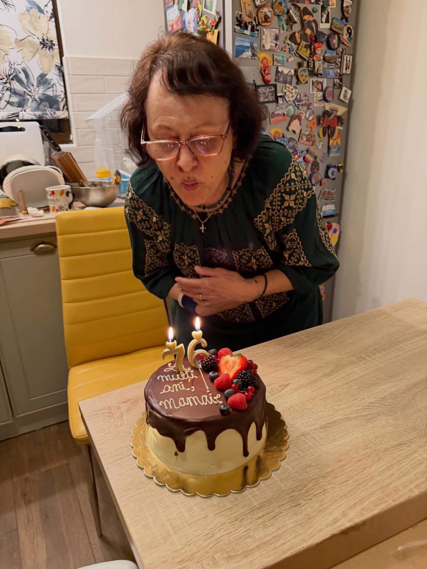 Mama Simonei Gherghe a suflat în lumânările de pe tort