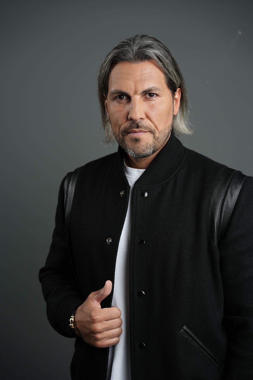 Campionul României, lider Survivor. Faimoși vs Războinici. Adi Vasile este noul prezentator al celui mai dur test al supraviețuirii