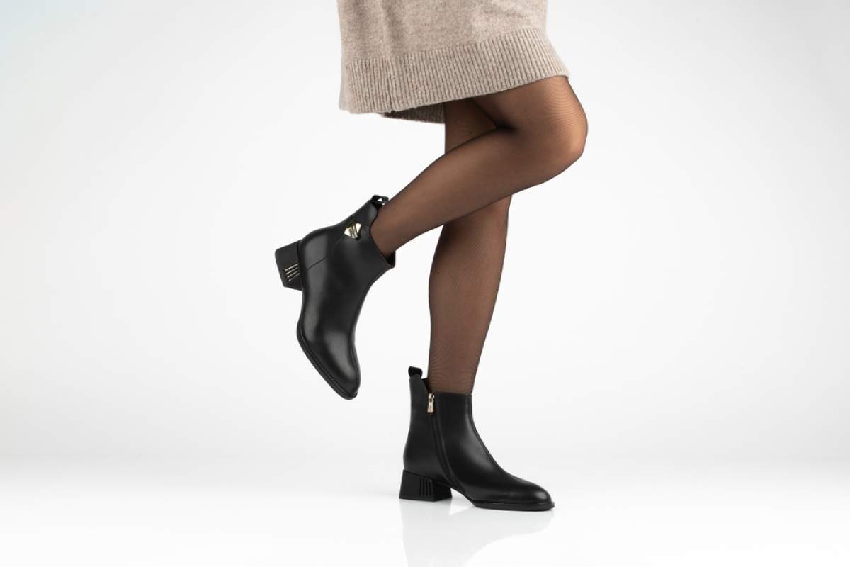 femeie prezentand cum sa porti botine cu toc bloc