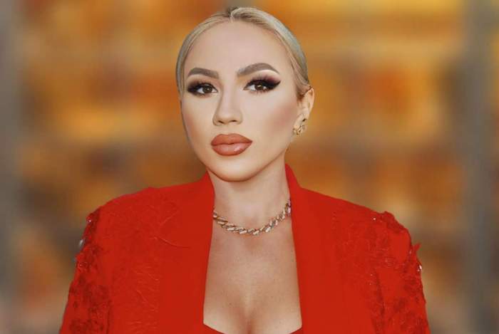 Rocsana Marcu, îmbrăcată în roșu